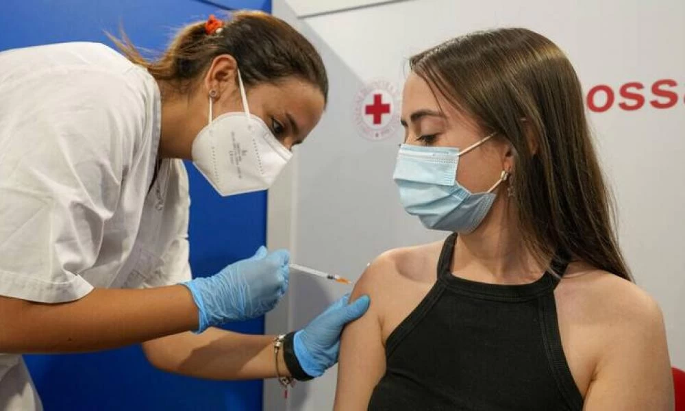 Παπαευαγγέλου: Εμβολιασμός της "ευαίσθητης ηλικία των Πανελληνίων"